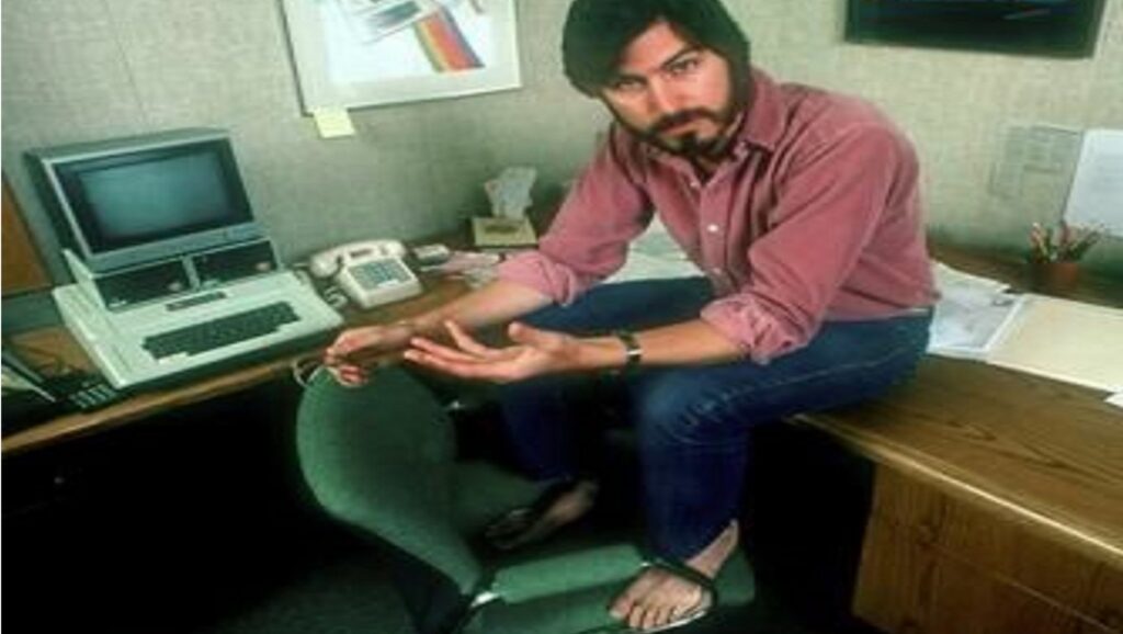 Joven Steve Jobs con sandalias