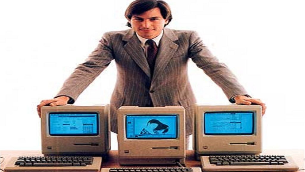 Steve Jobs con tres Macintosh