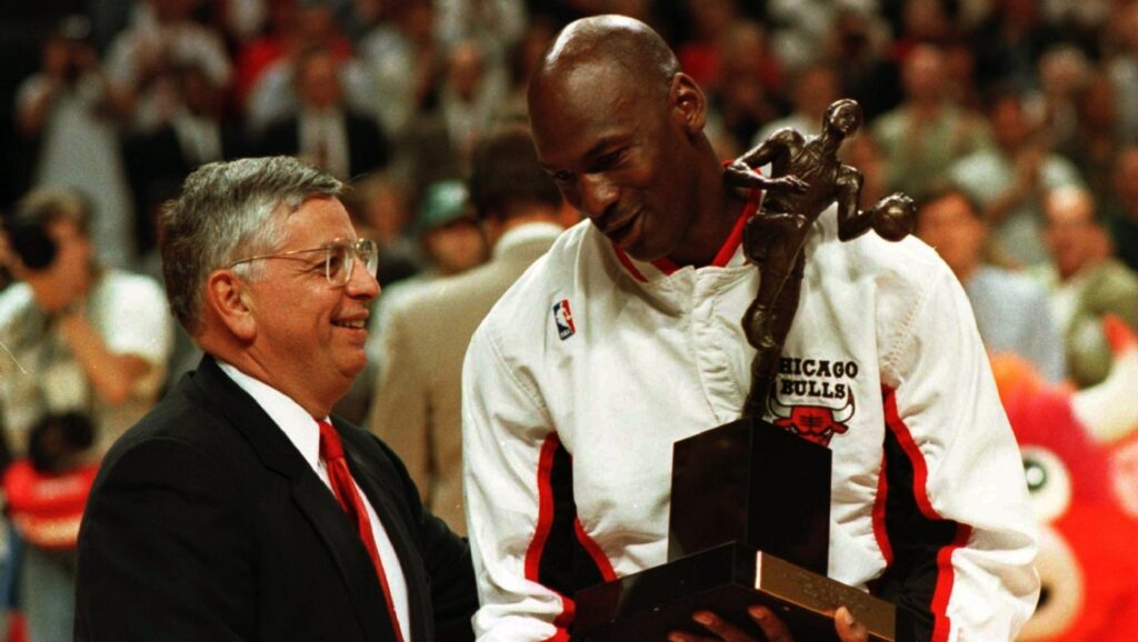 Michael Jordan recibiendo un premio