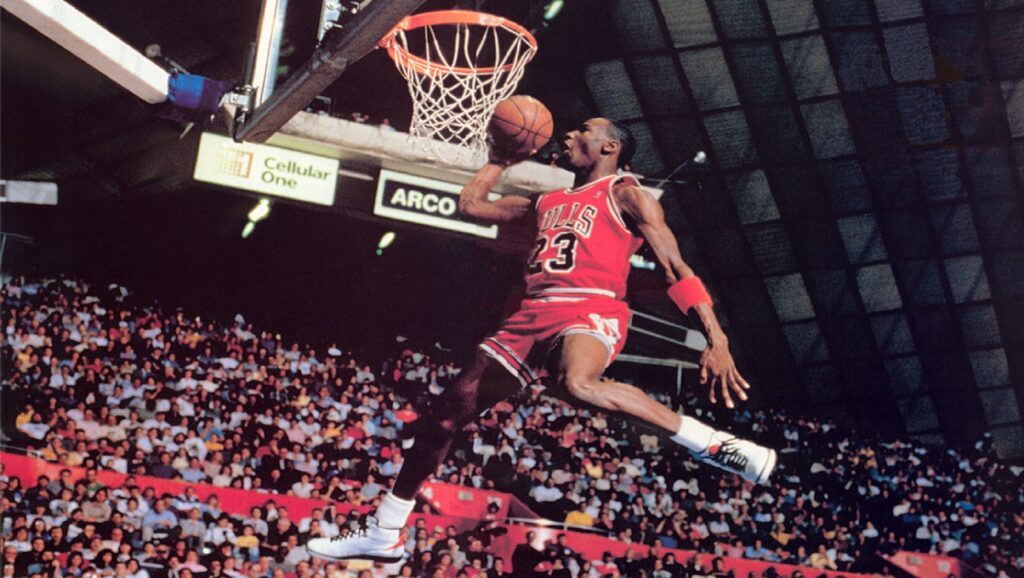Michael Jordan haciendo un mate