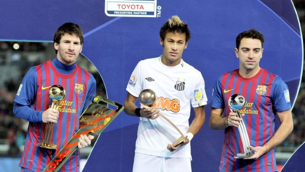 Jugadores recibiendo premios en el Jugadores disputando el Mundialito de Clubes: Messi, Neymar y Xavi