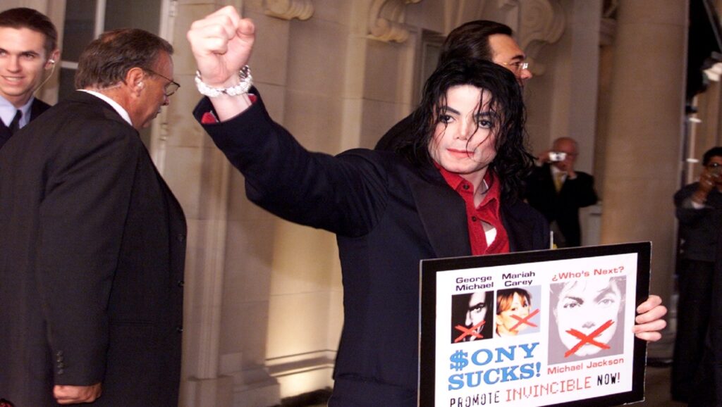 Michael Jackson con cartel de Sony
