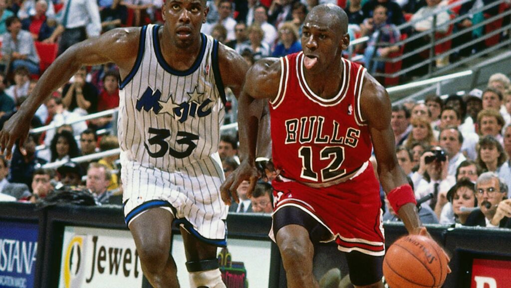 Michael Jordan con el número 12 con jugador de los Orlando Magic