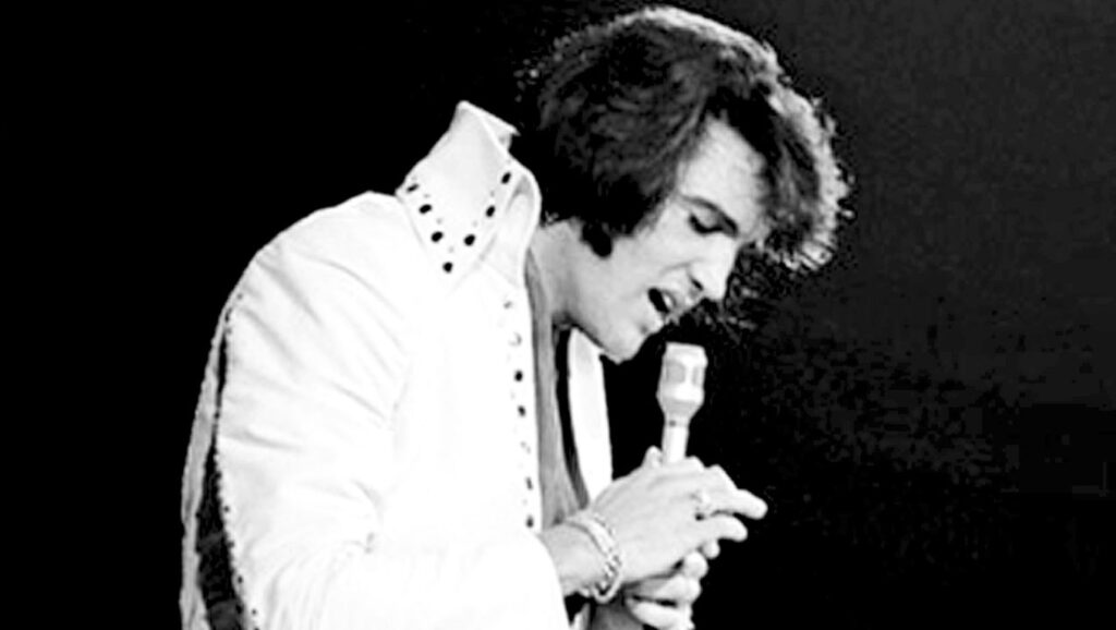 Elvis Presley cantando