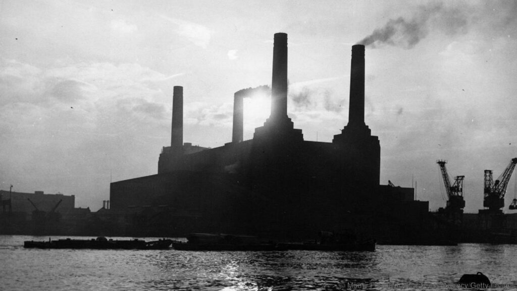 Fábricas de Londres emitiendo gas a la atmósfera