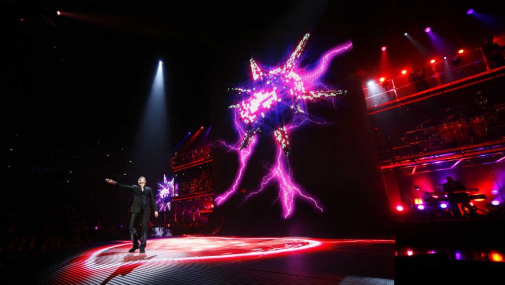 George Michael durante actuación del "Twenty Five Tour"