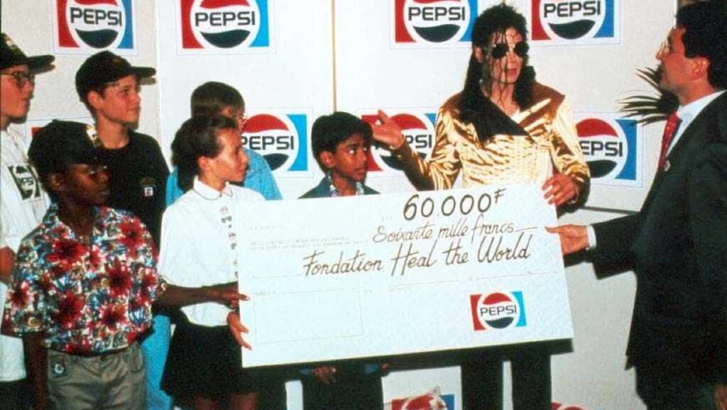 Michael Jackson con niños y cheque gigante