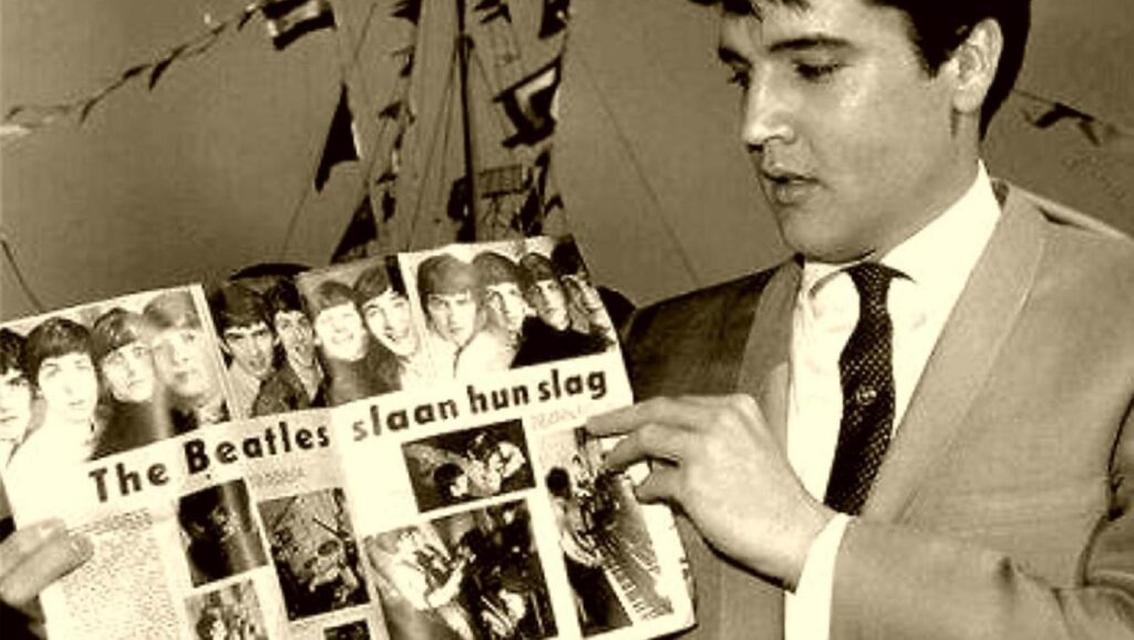 Elvis Presley con revista donde salen Los Beatles