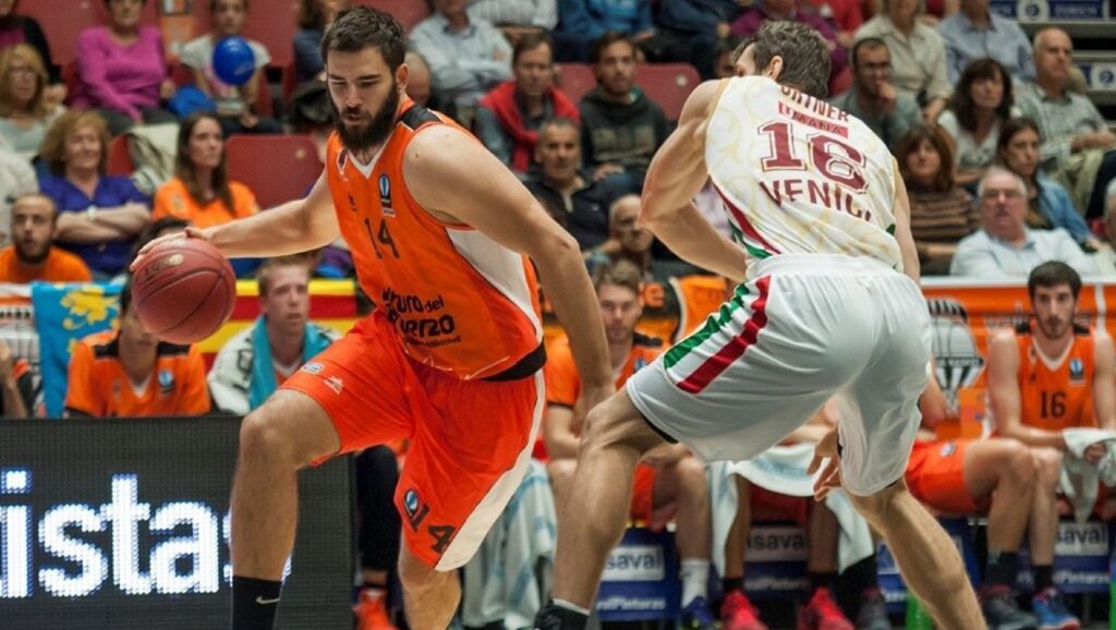 Bojan Dubljevic durante partido con el Valencia Basket