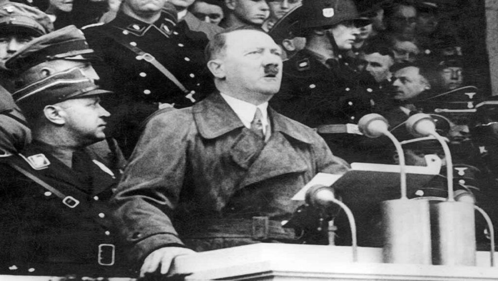 Hitler realizando un discurso