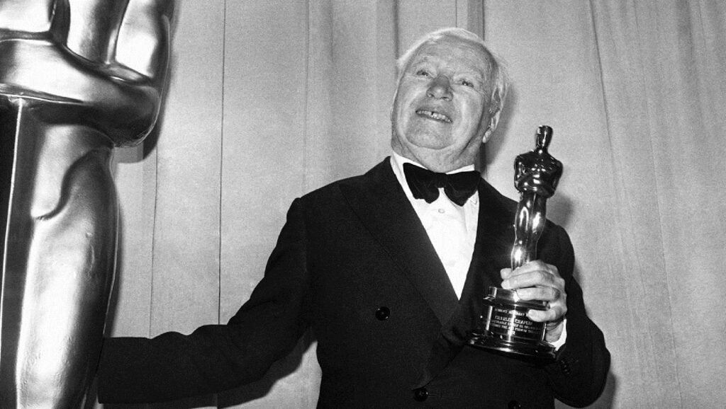 Charles Chaplin con el Óscar honorífico