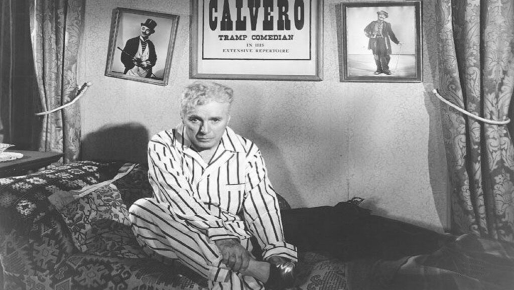 Charles Chaplin en pijama