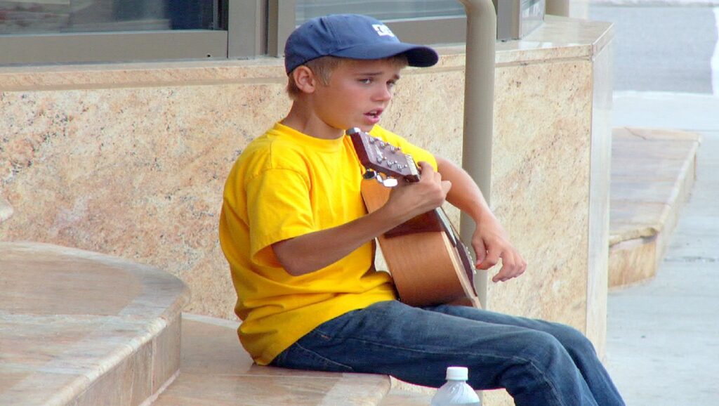 Justin Bieber cuando era pequeño tocando la guitarra
