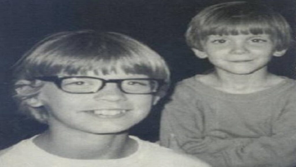 Jeffrey Dahmer cuando era niño, con su hermano