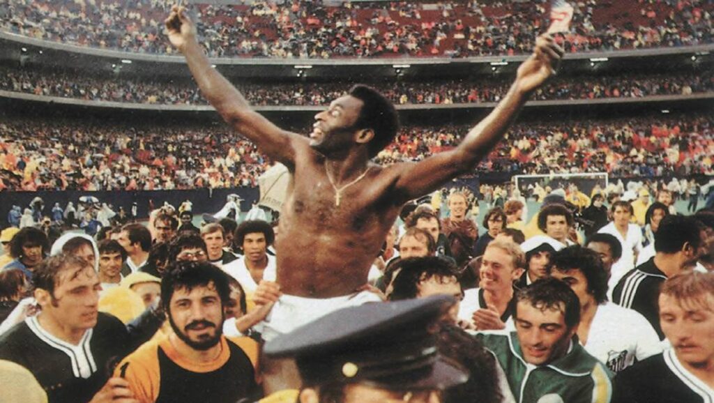 Pelé en su despedida del Cosmos y del fútbol profesional en 1977