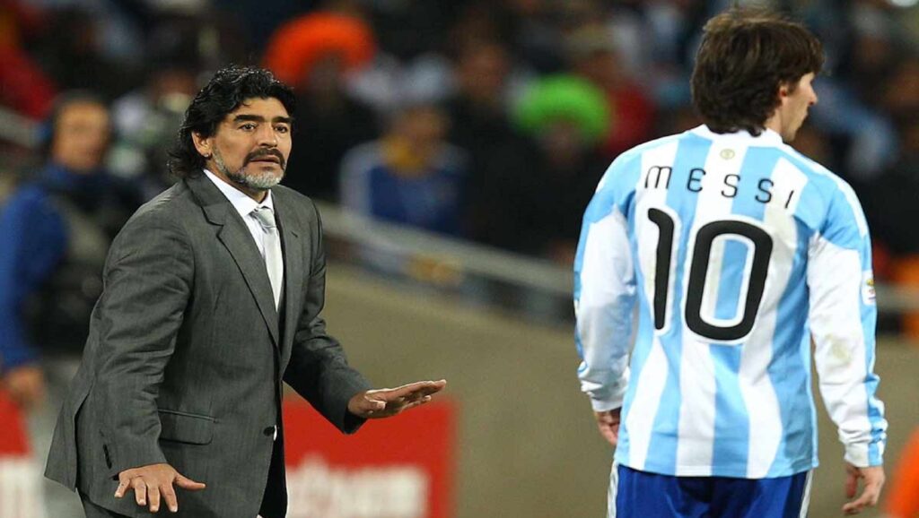 Maradona como seleccionador de Argentina junto a Messi