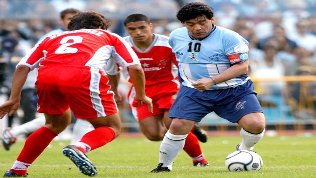 Maradona en su partido homenaje en 2001