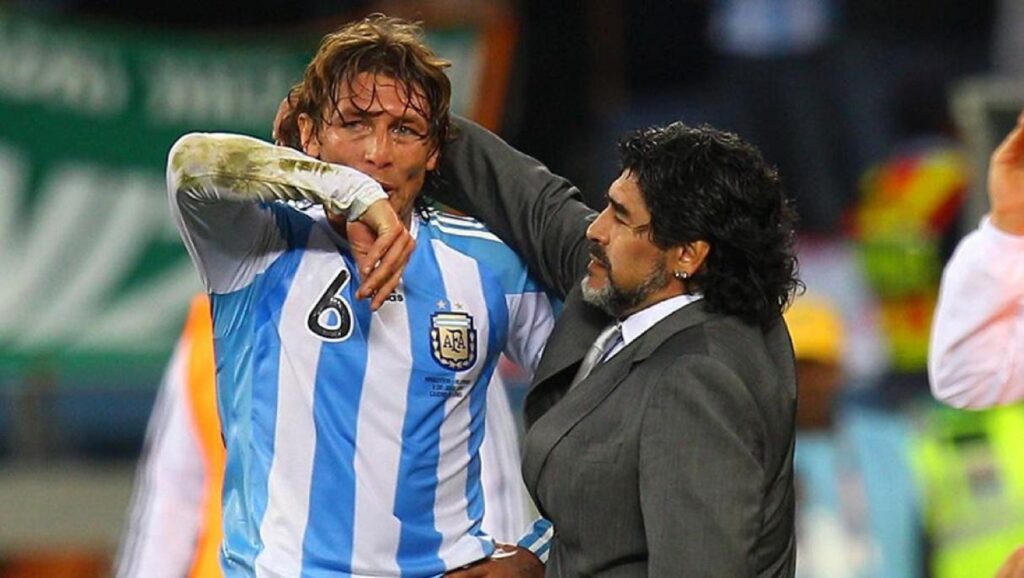 Maradona como seleccionador de Argentina con Gabriel Heinze