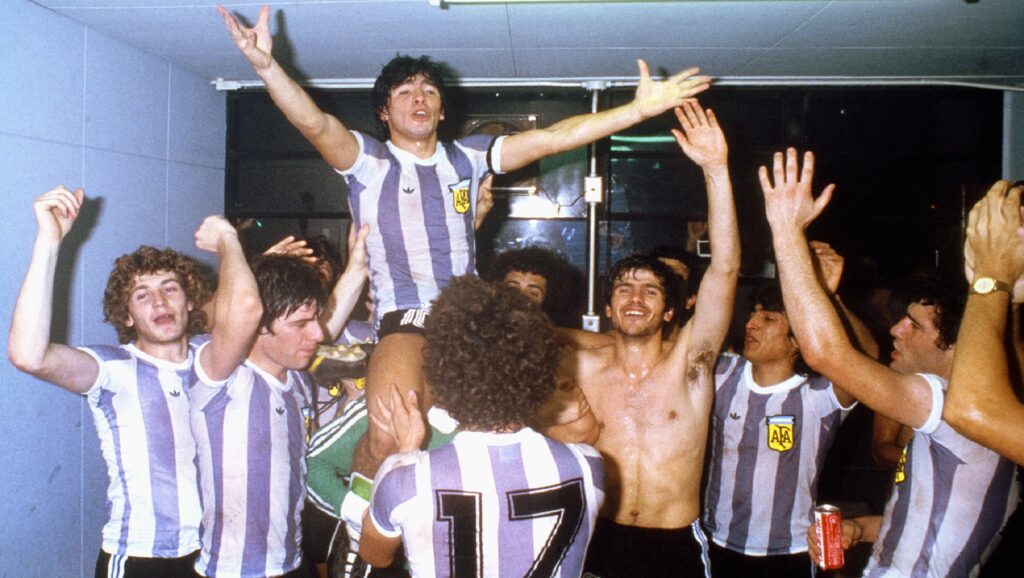 Maradona celebrando con el equipo argentino la victoria en el mundial junior de 1979