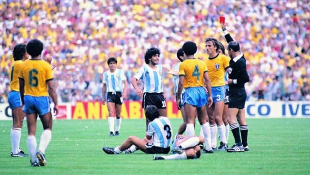 Maradona en partido de Argentina contra Brasil en el mundial del 82