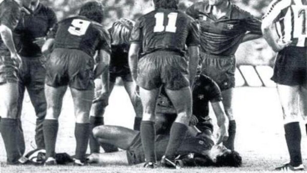 Maradona lesionado por Andoni Goikoetxea