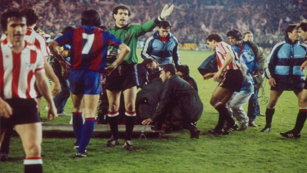 Maradona en tangana del FC Barcelona y el Athletic Club en la final de la Copa del Rey de 1984