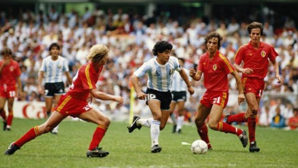 Maradona en partido de la selección argentina contra Bélgica en el Mundial de 1986