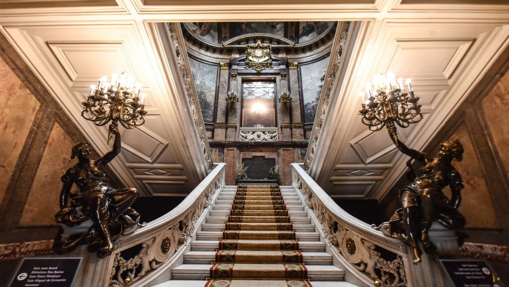 Escalera principal en el interior del Palacio de Linares
