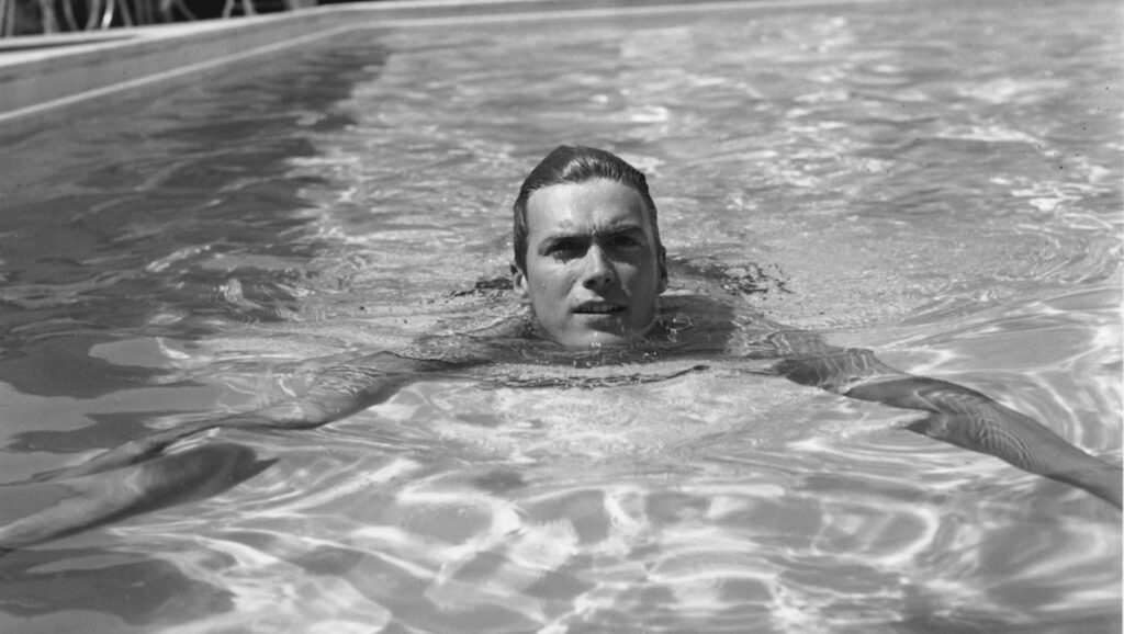 Clint Eastwood de joven nadando en una piscina