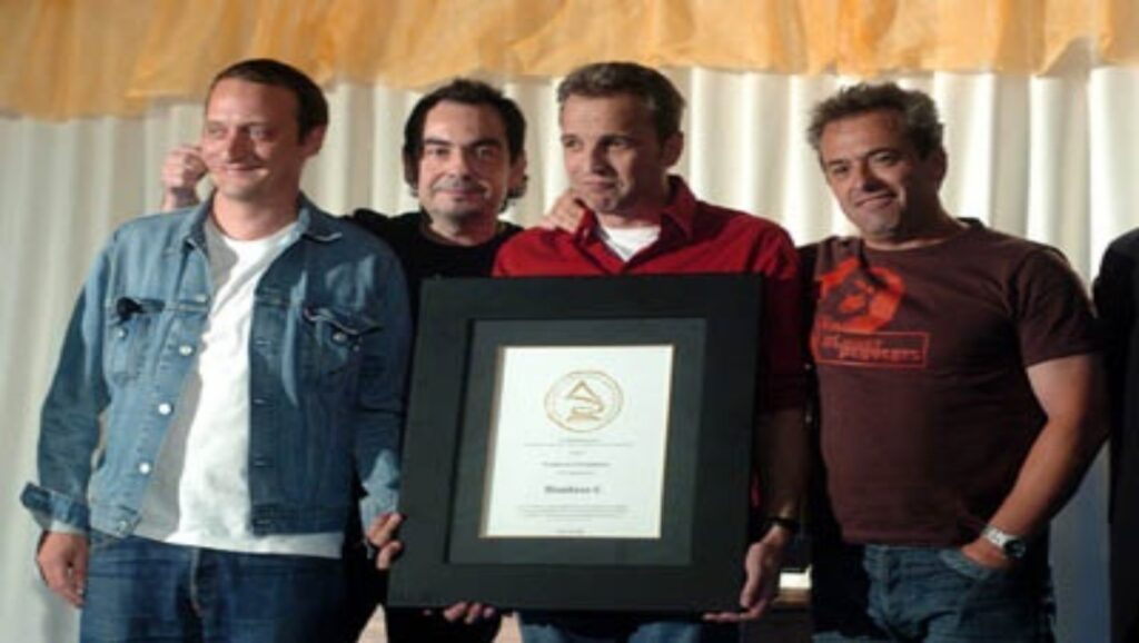 Hombres G posando con el Grammy Honorífico