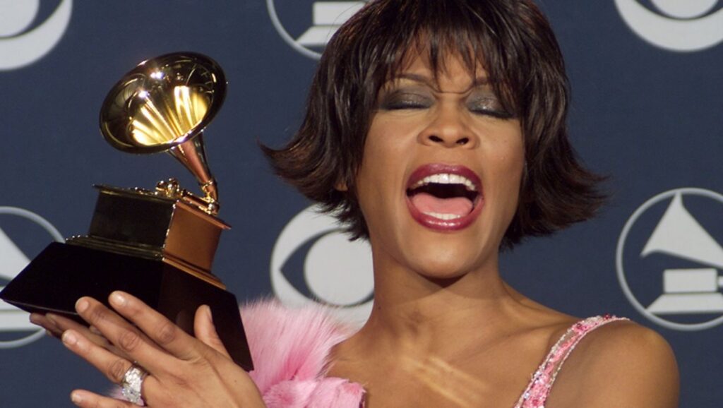 Whitney Houston con uno de los grammys que ganó en 1993