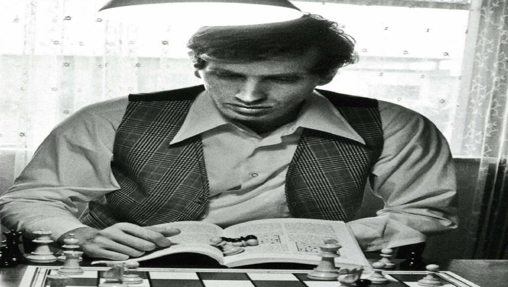Bobby Fischer leyendo un libro