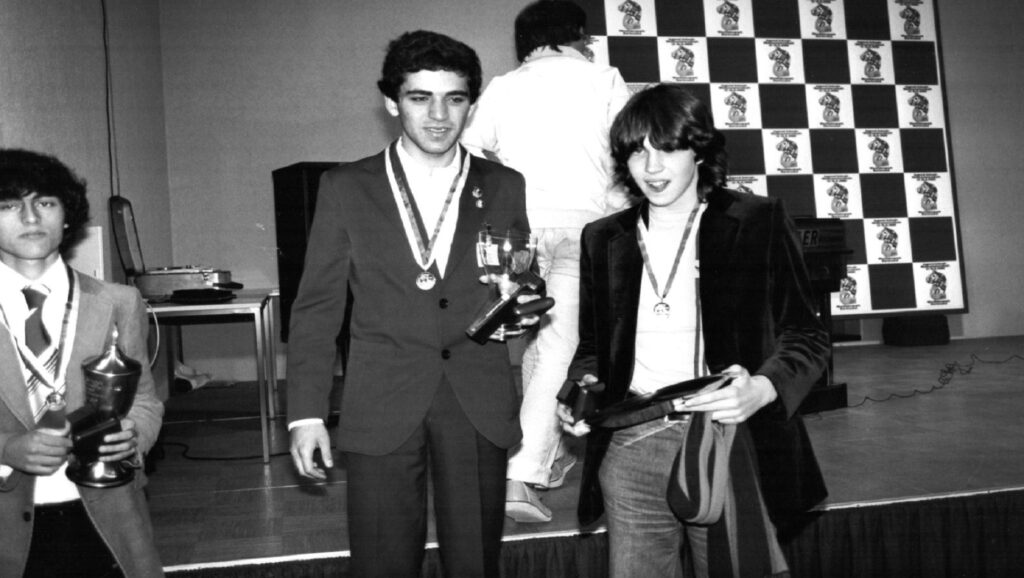 Garry Kasparov al ganar el campeonato mundial junior de ajedrez en Dormund en 1980