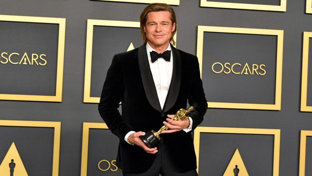 Brad Pitt con un Oscar