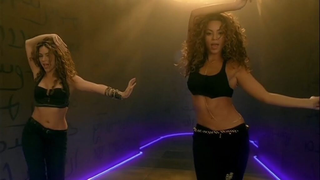 Shakira y Beyoncé en el videoclip de "Beautiful Liar"