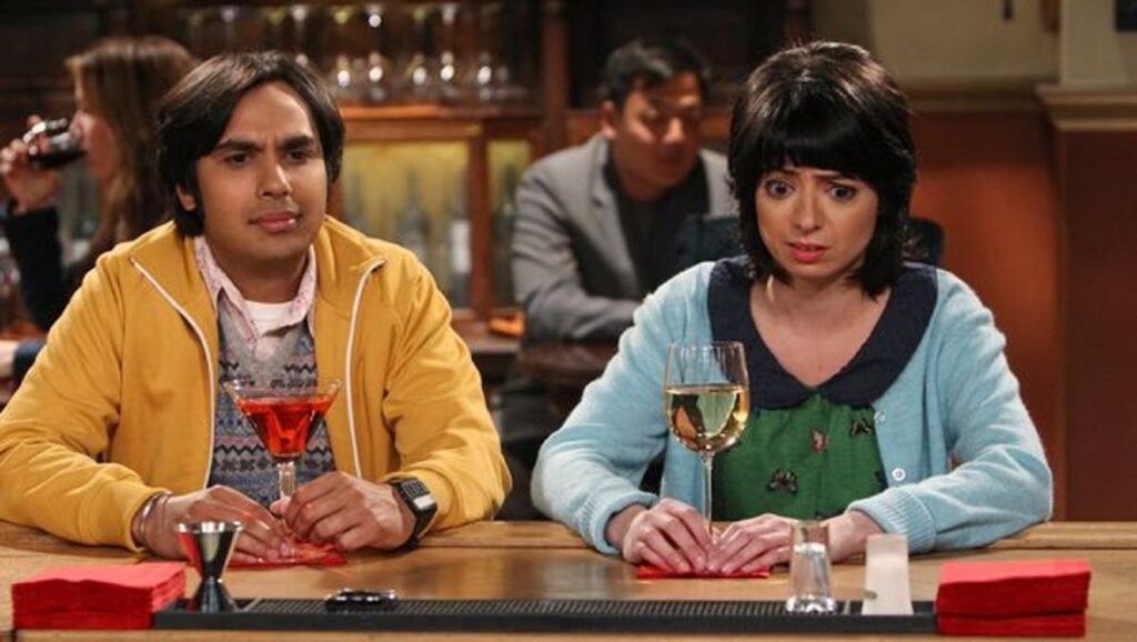 Kunal Nayyar y Kate Micucci en "The Big Bang Theory"