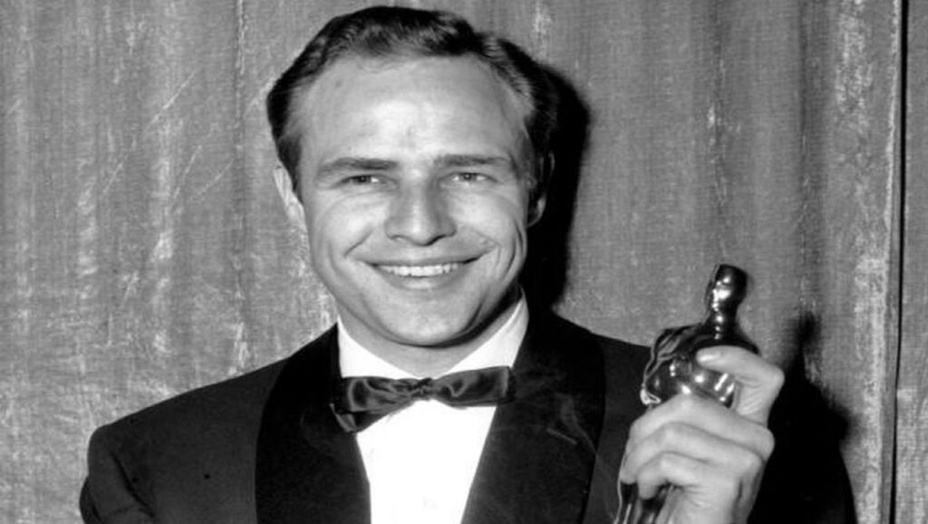 Marlon Brando con el Oscar recibido por "La Ley del Silencio"