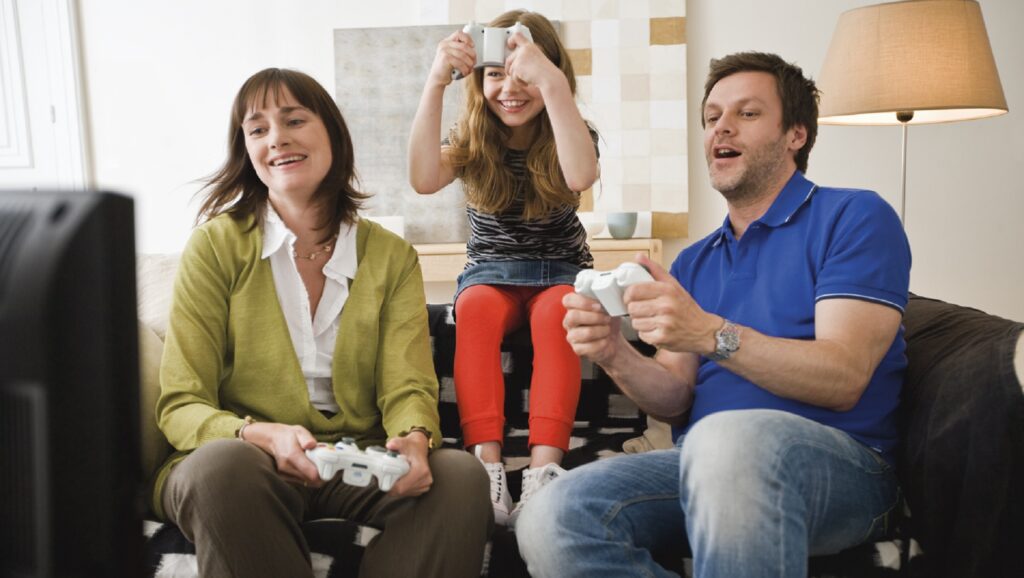 Familia jugando a la videoconsola