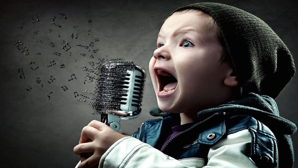 Niño cantando con un micrófono