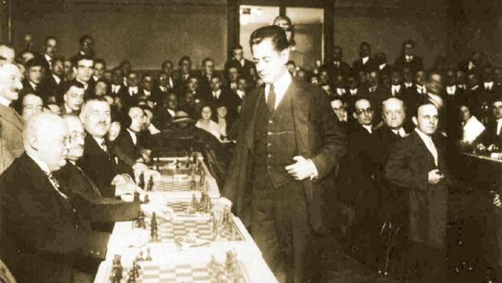 José Raúl Capablanca en una simultánea de ajedrez