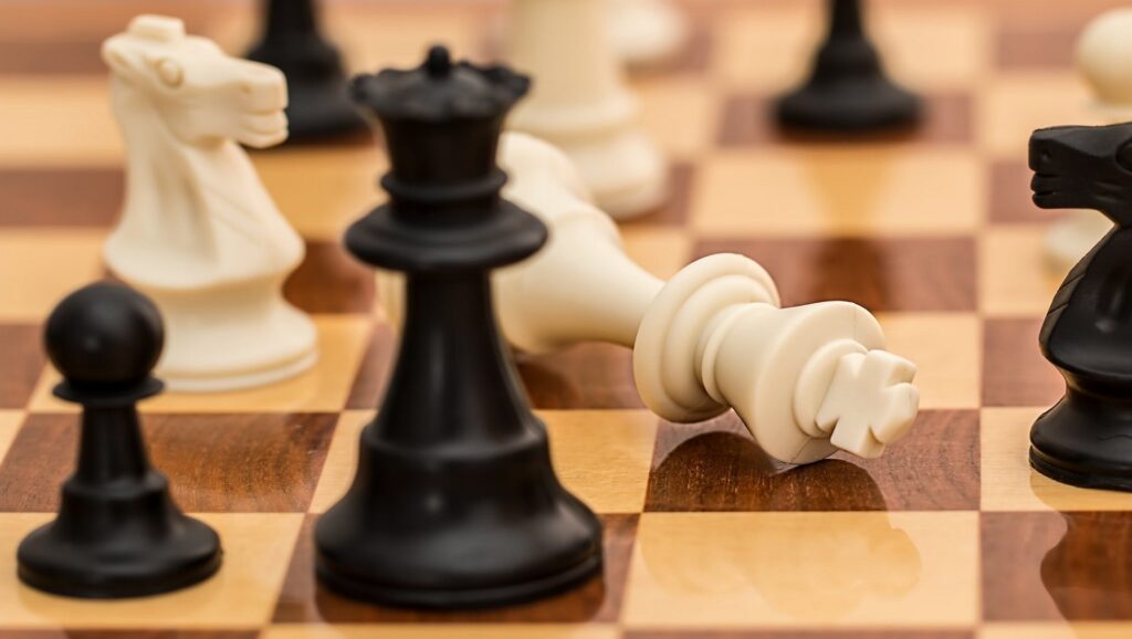 Partida de ajedrez con el rey blanco tirado