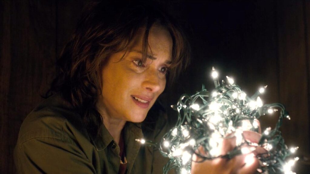 Winona Ryder con luces de navidad en "Stranger Things"