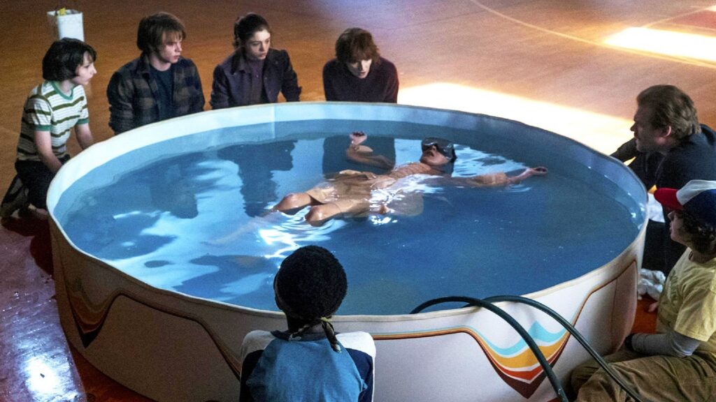 Escena de la piscina en "Stranger Things"