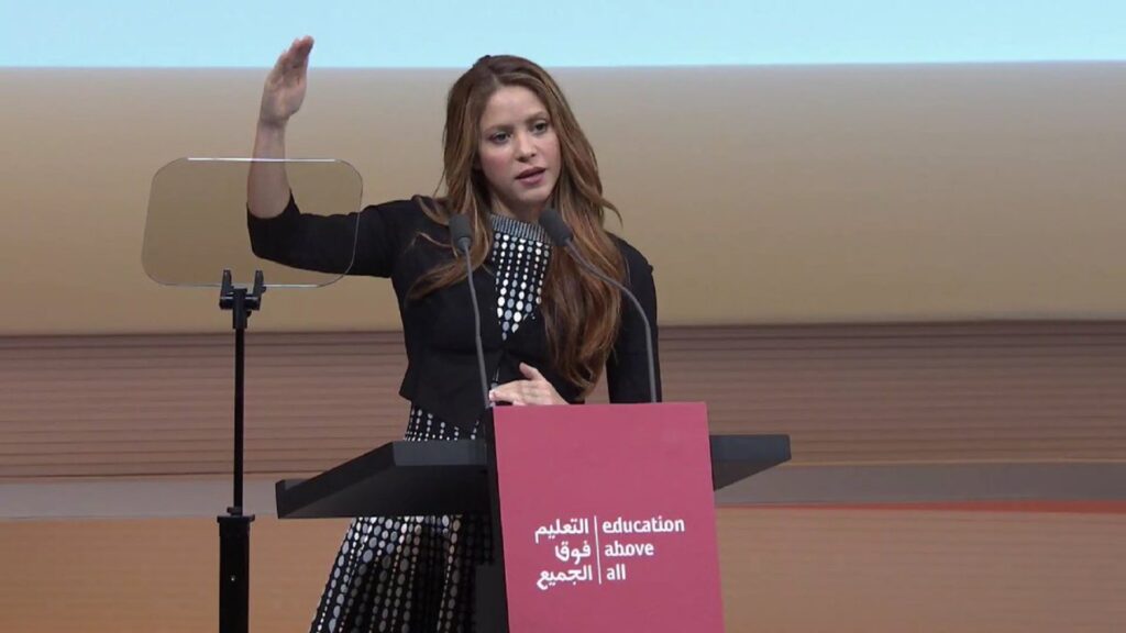 Shakira hablando en una presentación