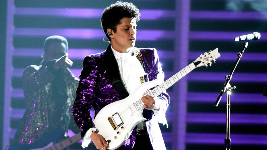 Bruno Mars tocando la guitarra