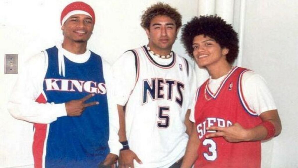 Bruno Mars con amigos, vestidos con ropa de baloncesto