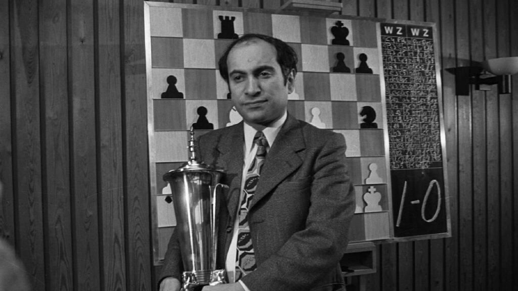 Mikhail Tal con un trofeo