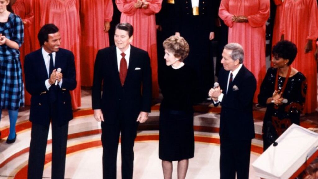 Julio Iglesias con Ronald Reagan y Nancy Reagan