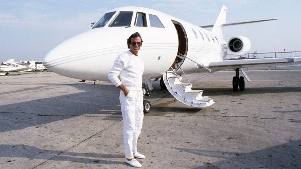 Julio Iglesias delante de un avión
