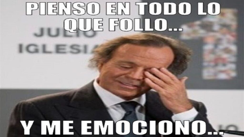 Meme de Julio Iglesias emocionado